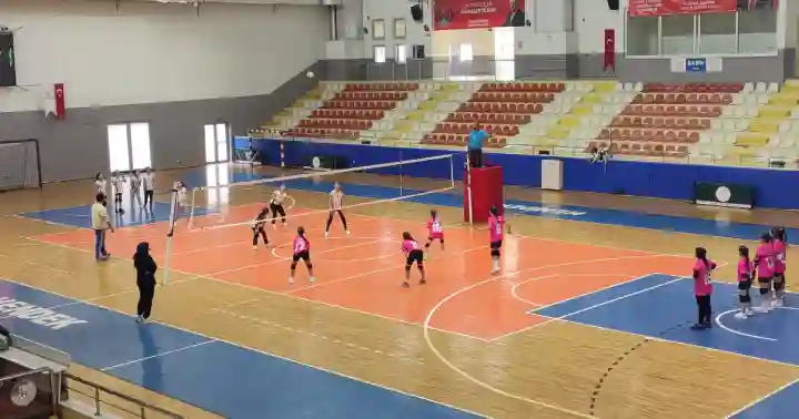 Hendek Atike Hanım Ortaokulu, Voleybolda İlçe Birincisi Oldu 4