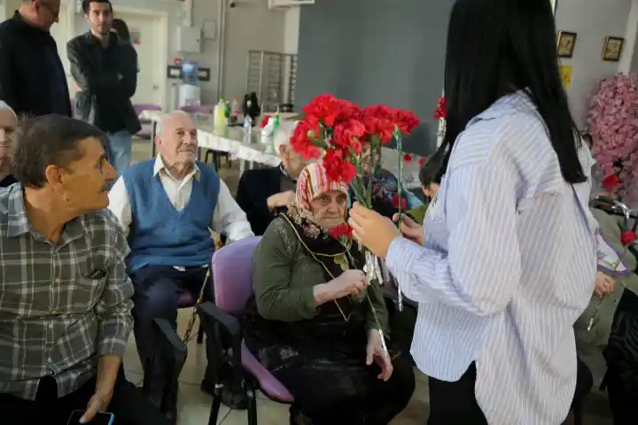 Yaşlılar Haftasında Hendek Huzurevi’ne Anlamlı Ziyaret