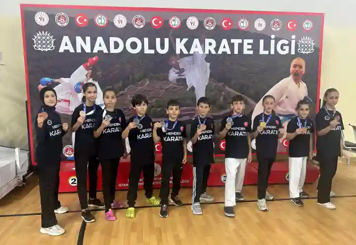 Hendek Karate Spor Kulübü İstanbul’dan 20 Madalya ile Döndü