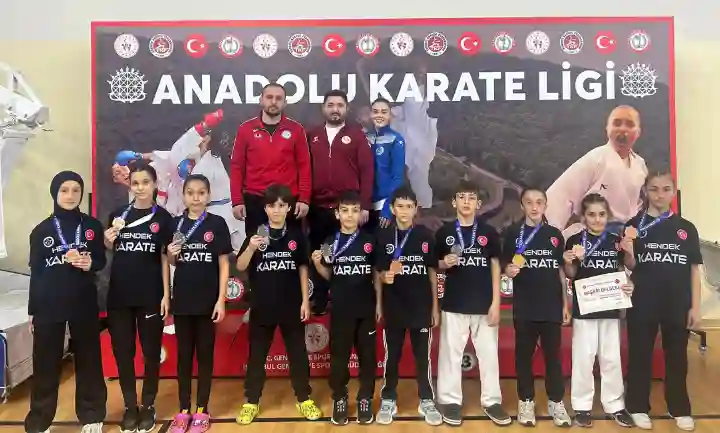 Hendek Karate Spor Kulübü İstanbul’dan 20 Madalya ile Döndü