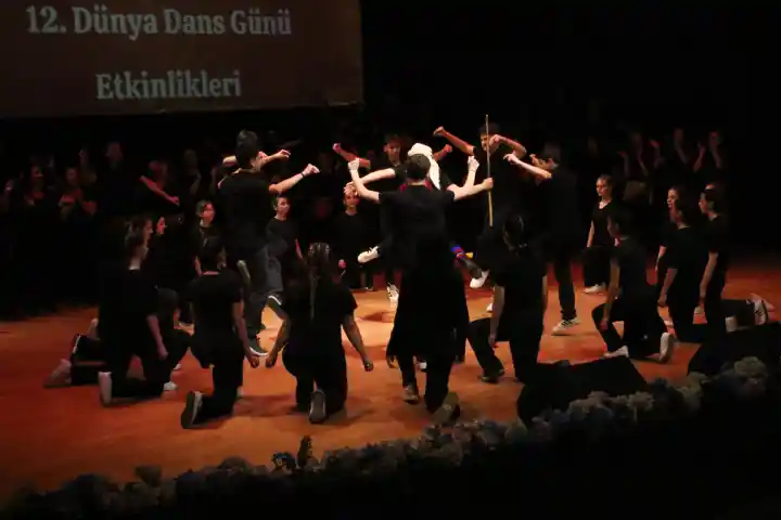 Hendekli Öğretmenler, Dünya Dans Günü Etkinliklerine Damga Vurdu