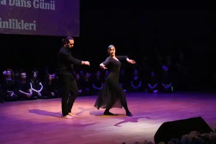 Hendekli Öğretmenler, Dünya Dans Günü Etkinliklerine Damga Vurdu