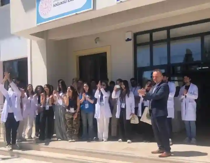 Yeditepe Üniversitesi Öğrencilerinden Soğuksu İlk ve Ortaokulu'na Anlamlı Kütüphane Bağışı