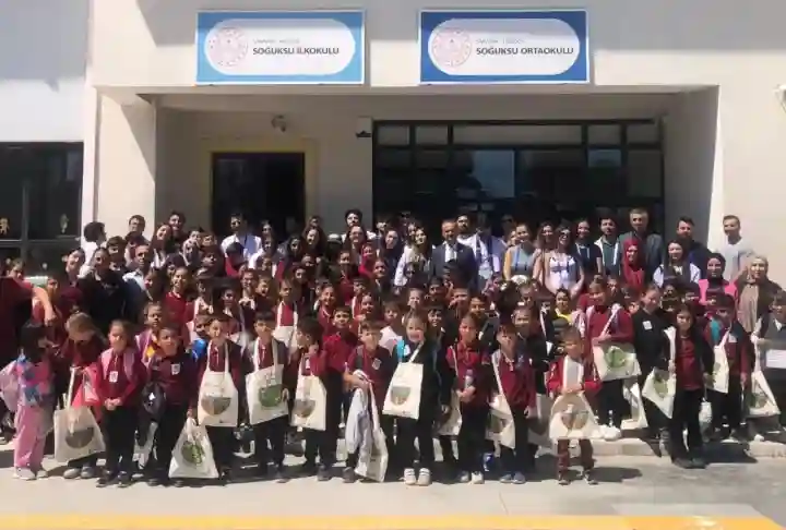 Yeditepe Üniversitesi Öğrencilerinden Soğuksu İlk ve Ortaokulu'na Anlamlı Kütüphane Bağışı