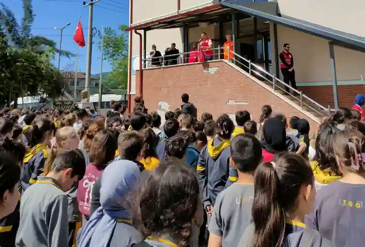 Ziya Gökalp Ortaokulu'nda Afet ve Telsiz Tatbikatı Gerçekleştirildi