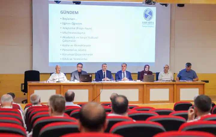 Sakarya Üniversitesi İlahiyat Fakültesinde Akademik Kurul Toplantısı Gerçekleştirildi