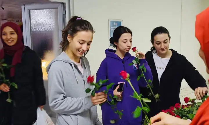 Hendek Müftülüğü KYK Öğrencilerine Gül Jest’i