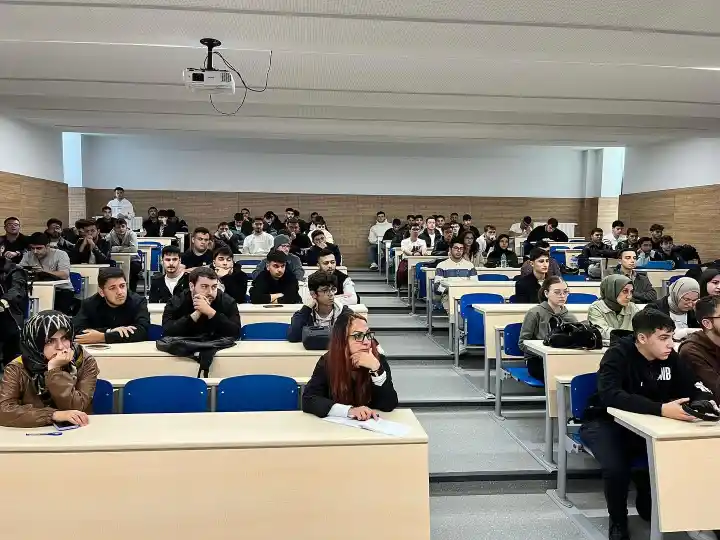  Hendek MYO’da “Elektrik ve Enerji Sektöründe Kariyer” Etkinliği Düzenlendi