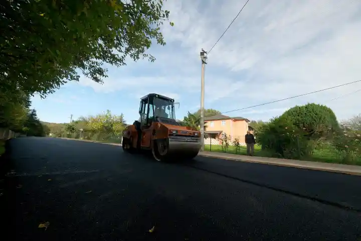 Hendek’te 7,5 Kilometrelik Grup Yolunun 2 Kilometrelik kısmı yenilendi