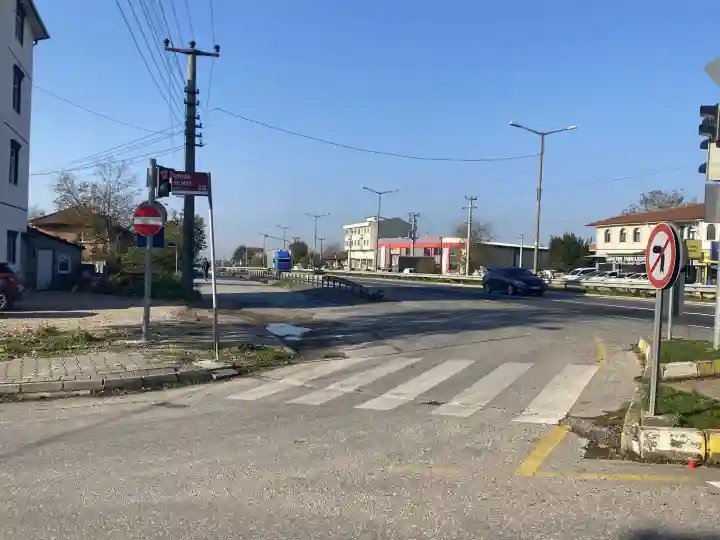 D-100 Köprübaşı Işıklı Kavşağı Yan Yollarında Tehlike: Sürücülere Uyarı Çağrısı