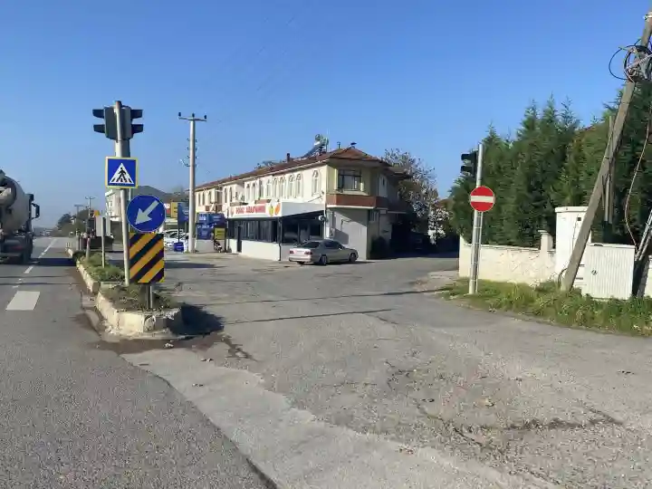 D-100 Köprübaşı Işıklı Kavşağı Yan Yollarında Tehlike: Sürücülere Uyarı Çağrısı