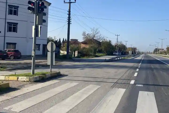 D-100 Köprübaşı Işıklı Kavşağı Yan Yollarında Tehlike: Sürücülere Uyarı Çağrısı