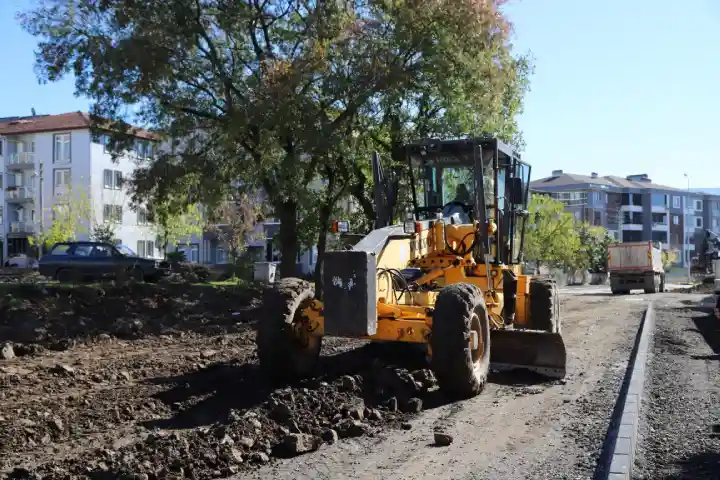 Hendek Yenimahalle’de 4 Sokakta Kaldırım Çalışması yapılıyor