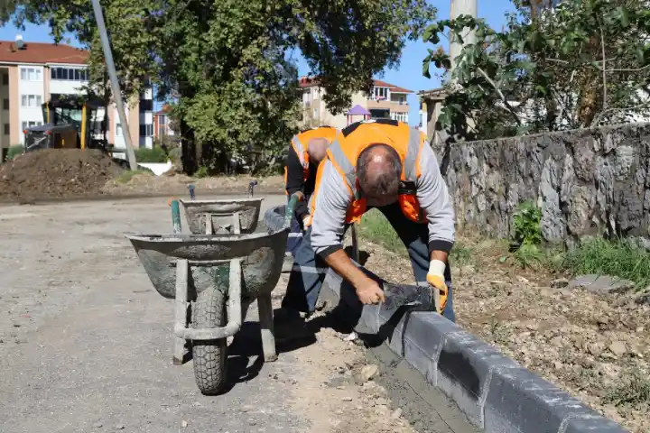 Hendek Yenimahalle’de 4 Sokakta Kaldırım Çalışması yapılıyor