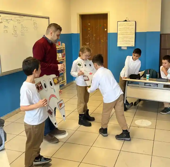 Hendek'te Diş Sağlığı Haftası Kapsamında Öğrenciler Bilinçlendirildi