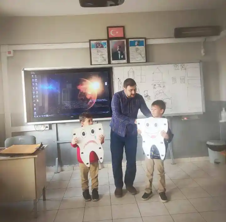 Hendek'te Diş Sağlığı Haftası Kapsamında Öğrenciler Bilinçlendirildi