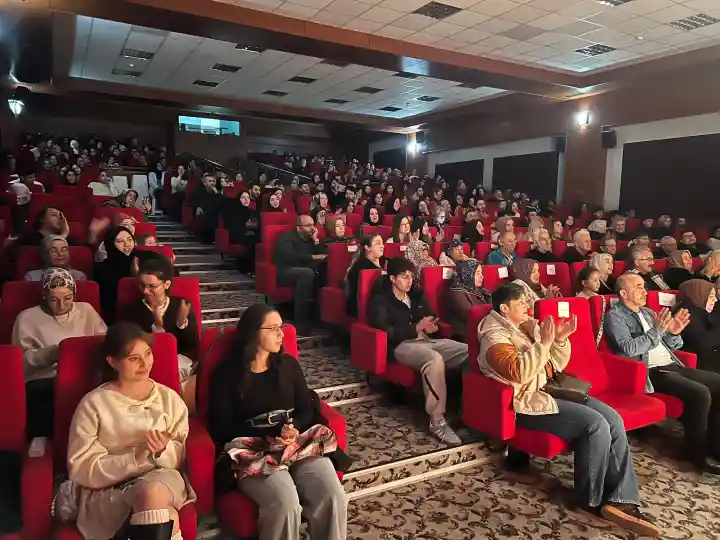  "Sevgili Yönetmenim" Tiyatro Gösterisine Hendek'te sahne aldı