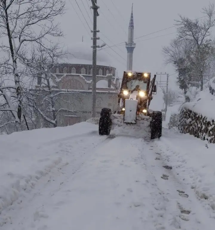 Hendek'in Yüksek Kesimlerinde Yollar Açık Tutulmaya çalışılıyor