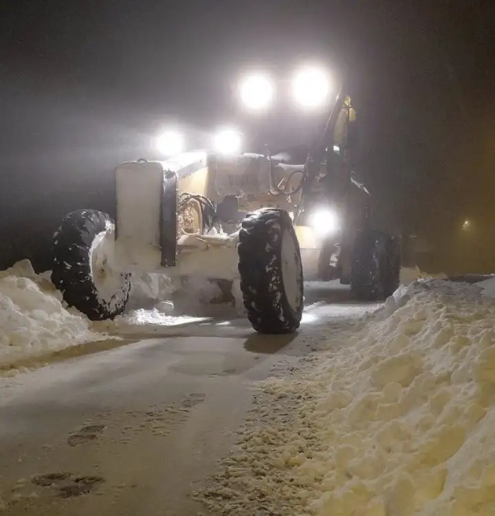 Hendek'in Yüksek Kesimlerinde Yollar Açık Tutulmaya çalışılıyor