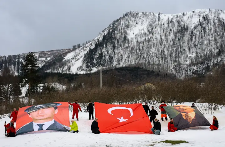 Hendek’in Zirvesinde Vefa: Şehit Ali Gaffar Okkan 25. Yılında Unutulmadı
