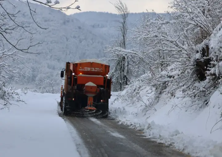 Hendek'in Yüksek Kesimlerinde Karla Mücadele sürüyor...