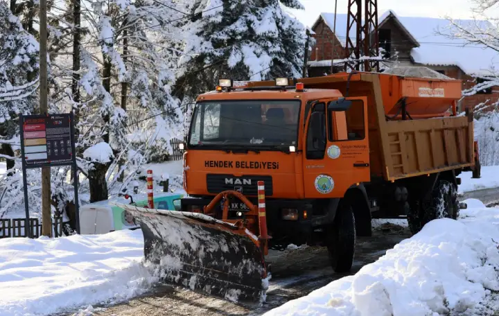 Hendek'in Yüksek Kesimlerinde Karla Mücadele sürüyor...