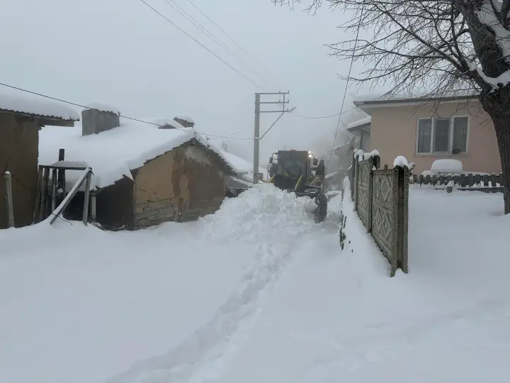 Hendek’te Grup Yollarında Karla Mücadele Aralıksız Sürüyor