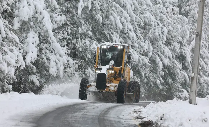 Hendek’te Grup Yollarında Karla Mücadele Aralıksız Sürüyor