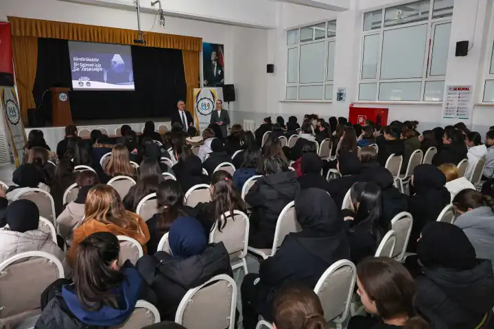 Hendek’te Lise Öğrencilere Bilinçli Su Tüketimi Eğitimi Verildi