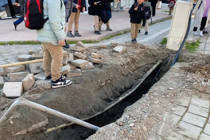 Hendek Cumhuriyet Ilkokulu Yaninda Acik Cukur 1