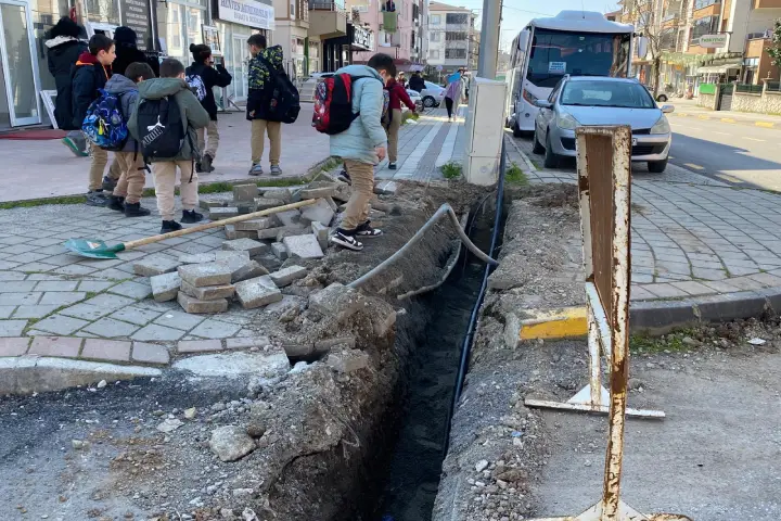 Hendek Cumhuriyet Ilkokulu Yaninda Acik Cukur 2