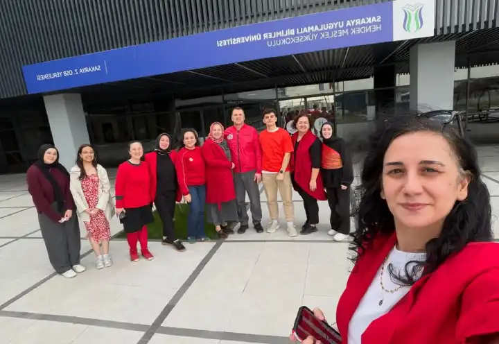 Farkındalık için Hendek'te Kırmızıya Büründüler