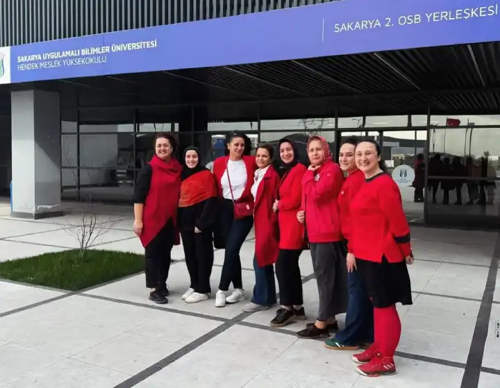 Farkındalık için Hendek'te Kırmızıya Büründüler