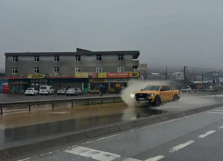 Hendek D-100 Karayolu Adeta Dereye Döndü