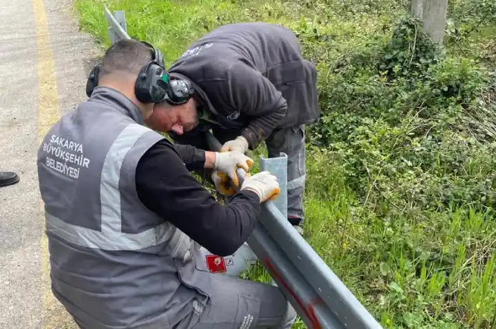 Hendek Hicriye’de ulaşım güvenliği için çelik bariyer takılıyor