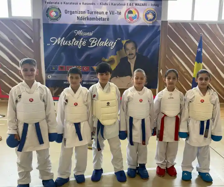 Hendekli karateciler Kosova’da kürsüye çıktı