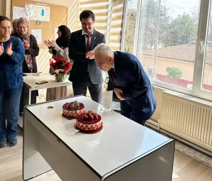 Hendek'te anlamlı bir törenle mesleki hayatına veda etti