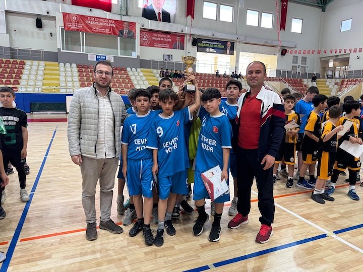 Hendek’te Küçük Erkekler Futsal İlçe Birinciliği tamamlandı