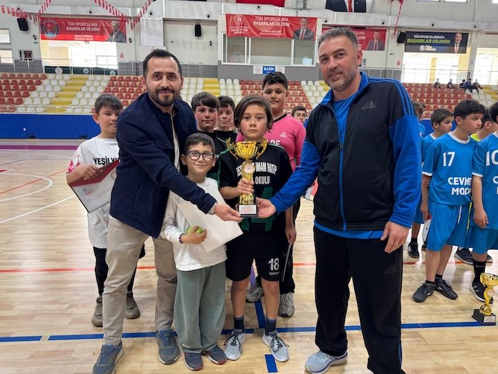 Hendek’te Küçük Erkekler Futsal İlçe Birinciliği tamamlandı