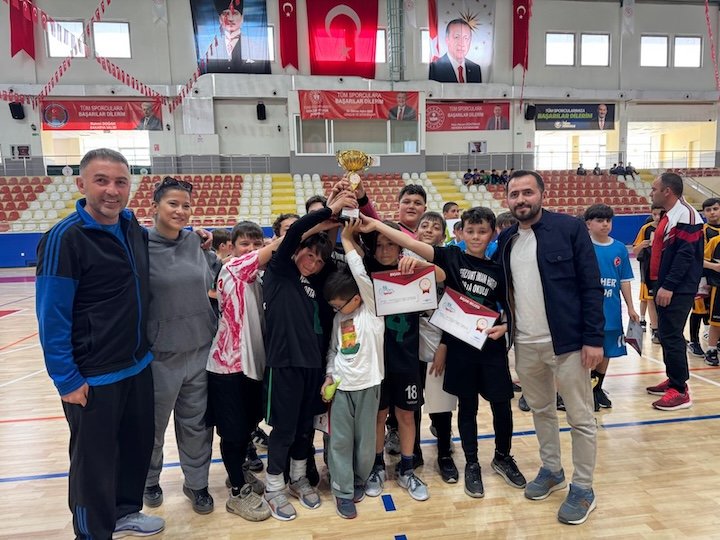 Hendek’te Küçük Erkekler Futsal İlçe Birinciliği tamamlandı