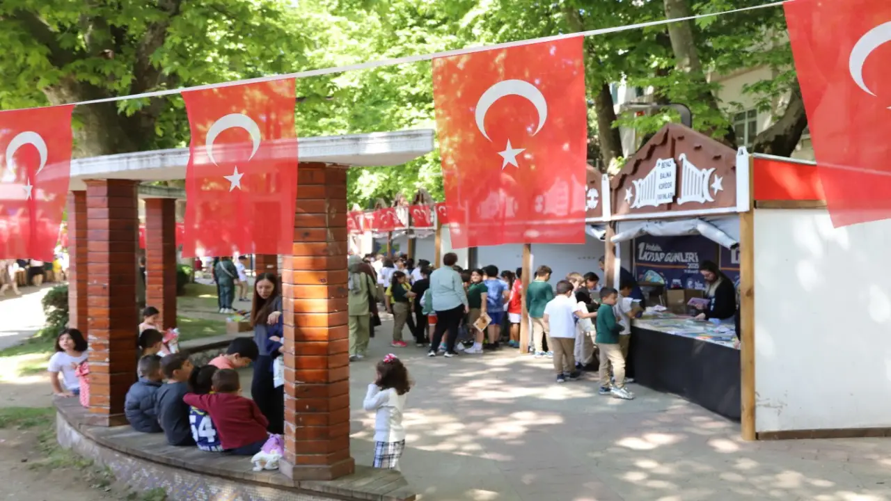 Hendek Muammer Sencer Caddesi Kitap Fuari