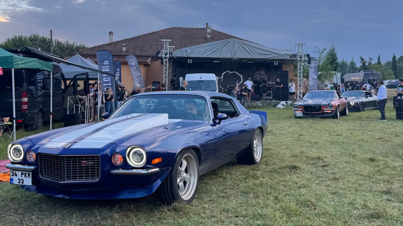 V8 Istanbuls Amerikan Arabalari Hendek
